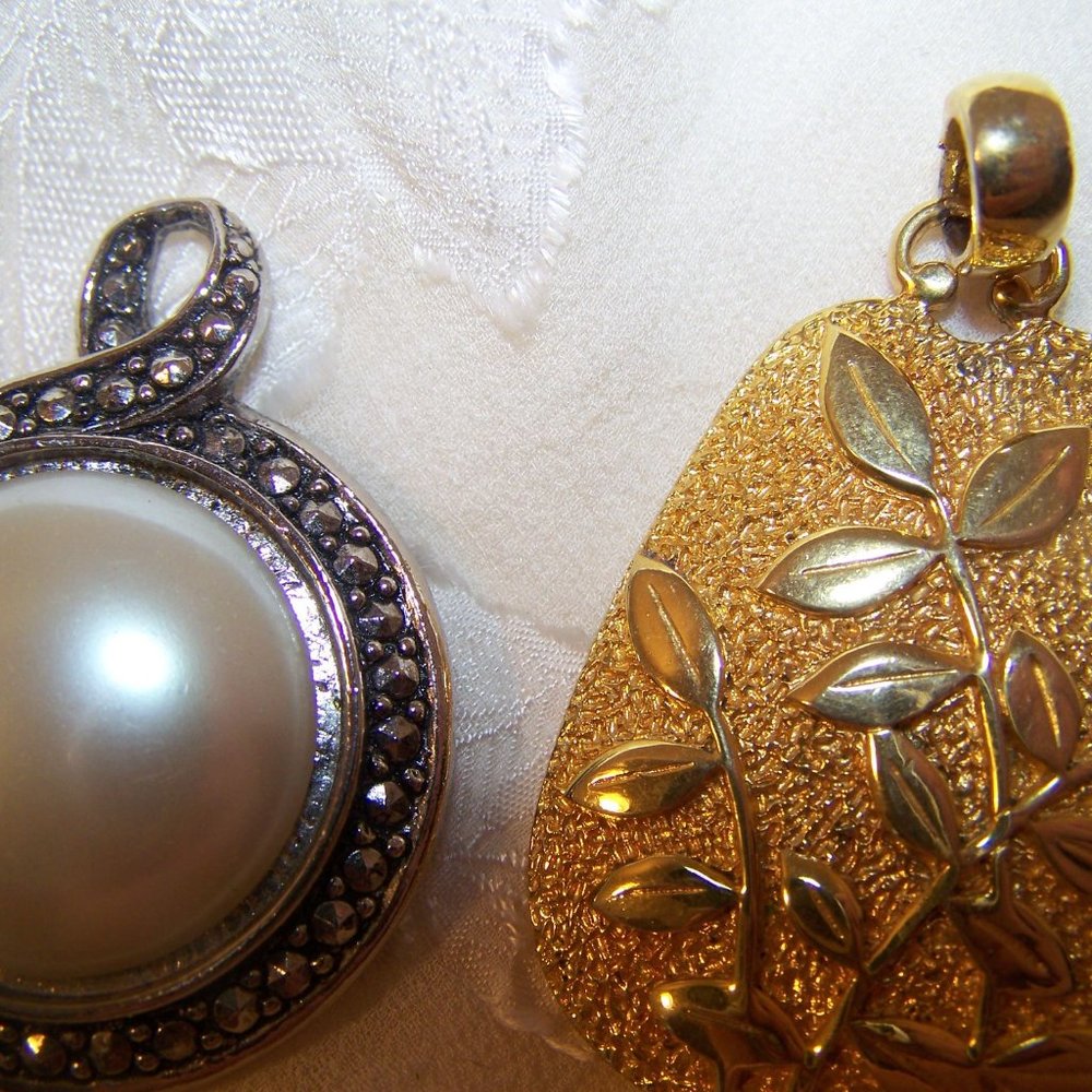 Vintage Pendants Charms Lisner Faux Pearl Flower 3 - Picture 5 of 9